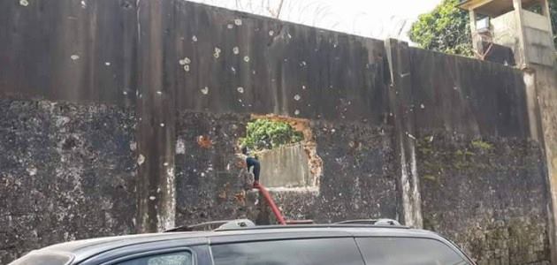 Un trou dans le mur de la prison de la sûreté National de Conakry