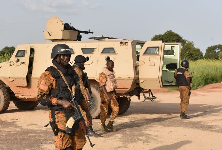 Mercredi matin, un important dispositif militaire entourait encore le camp Naba Koom 2, où s’étaient retranchés les hommes du RSP qui refusaient la reddition. CRÉDITS : SIA KAMBOU / AFP