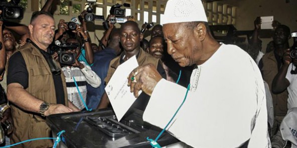 Le Président Alpha Condé vote à présidentielle du 11 octobre 2015