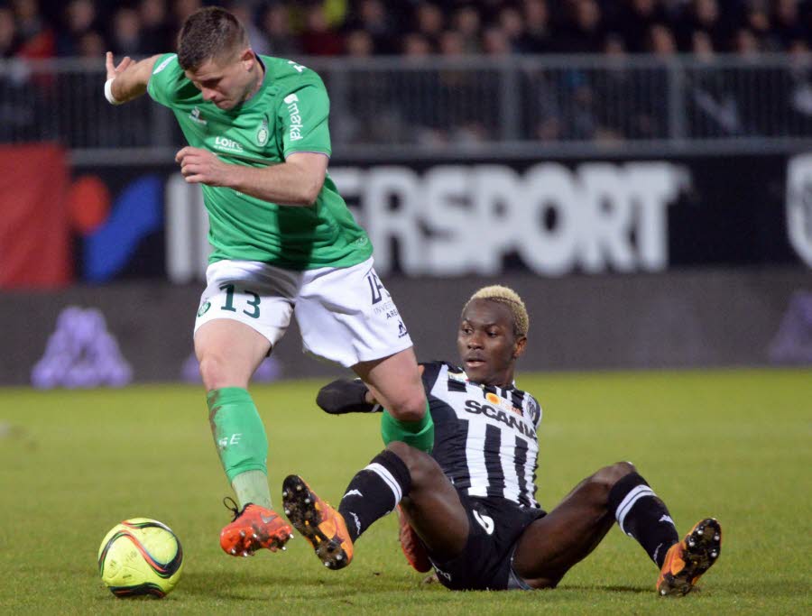 Le Stéphanois Franck Tabanou échappe à l’Angevin Mohamed Yattara. Mais les Verts ne sont parvenus qu’à ramener un tout petit point de leur long périple en Anjou.