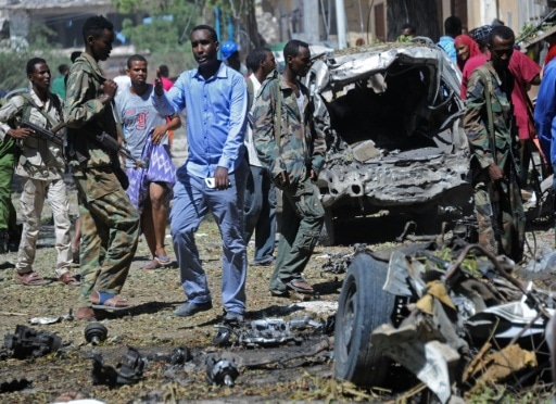 Des soldats somaliens sur le site de l'explosion d'une voiture piégée, le 11 avril 2016 à Mogadiscio | AFP | MOHAMED ABDIWAHAB
