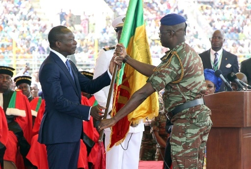 Le nouveau président béninois Patrice Talon (g) prête serment au stade Charles-de-Gaulle à Porto-Novo le 6 avril 2016 | AFP/Archives | YANICK FOLLY