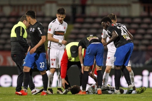 Le Camerounais Patrick Ekeng (au sol) après un malaise lors du match entre son équipe le Dinamo Bucarest et le Viitorul Constanta, le 6 mai 2016 à Bucarest | AFP | STRINGER