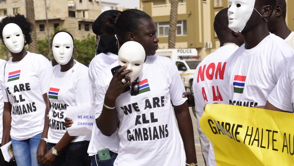 Une manifestation à Dakar pour condamner les atteintes aux droits de l'homme en Gambie, le 22 avril 2016. © SEYLLOU / AFP