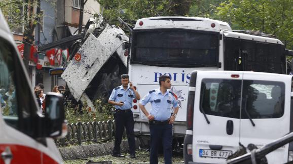 Des policiers sur les lieux de l'attentat à la voiture piégée contre la police à Istanbul, mardi 7 juin 2016. (OSMAN ORSAL / REUTERS)