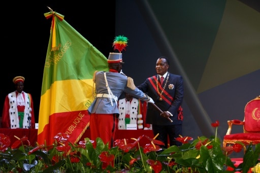 Le président congolais Denis Sassou Nguesso reçoit le drapeau de la République du Congo le 16 avril 2016 à Brazzaville | AFP/Archives | GUY-GERVAIS KITINA