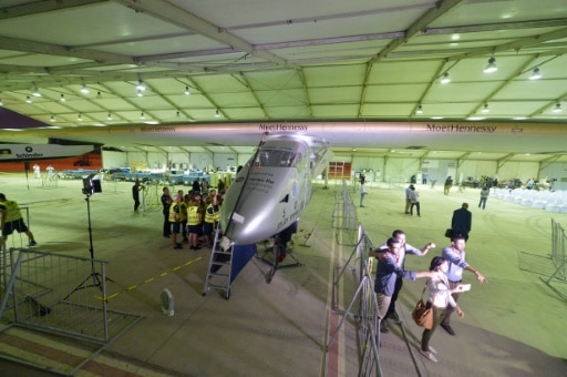 Des techniciens autour de l'avion solaire Solar Impulse 2, le 16 juillet 2016 au Caire | AFP | KHALED DESOUKI