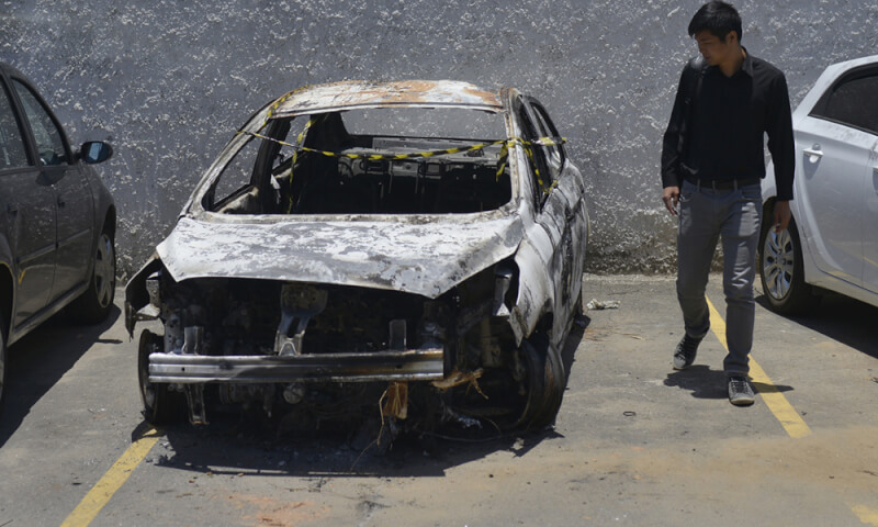 Le corps de l'ambassadeur a été retrouvé dans cette voiture carbonisée. - Fabio Teixeira - AFP