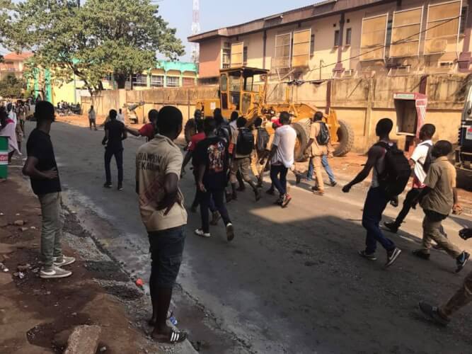 Manifestation d'élèves à conakry kaloum