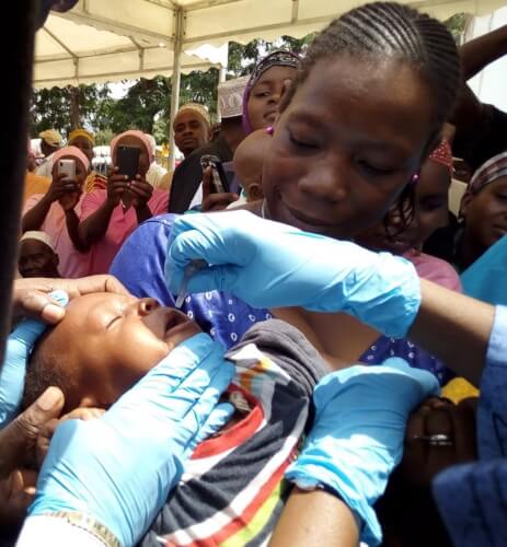 La Directrice de l’OMS Afrique Matshidiso Moeti vaccinant un bébé. Credit photo: UNICEF/Kadijah DIALLO