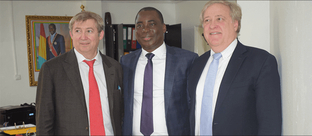 De gauche à droite - M. Ray Léonard: CEO Hyperdynamics, M. Diakaria Koulibaly :DG ONAP (Office National des Pétroles de Guinée), M. Dale Rollins: DG Sapétro