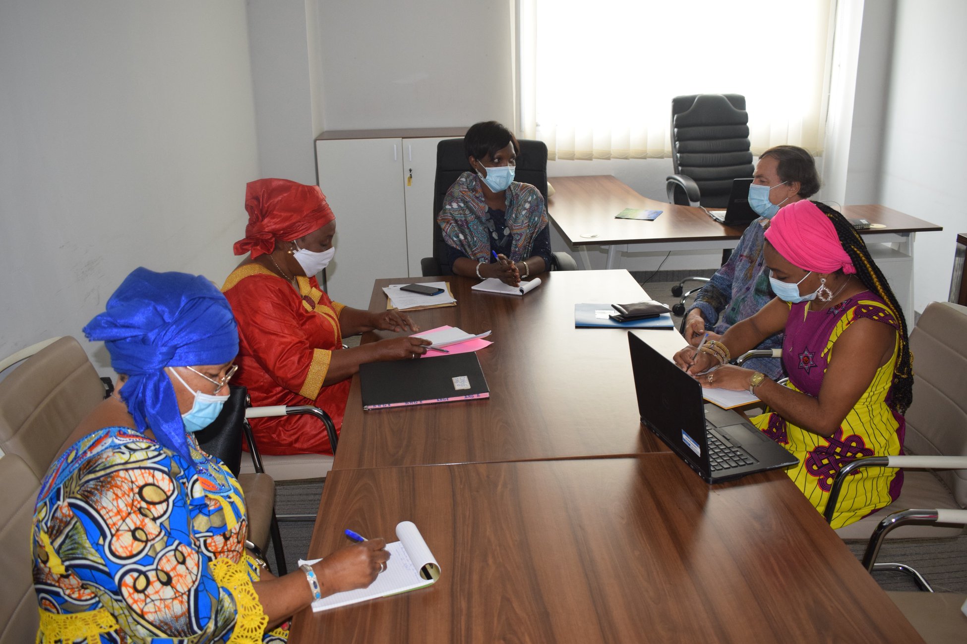 Mme Hawa Béavogui et le Représentant résident du PNUD, M. Luc-Joël Grégoire