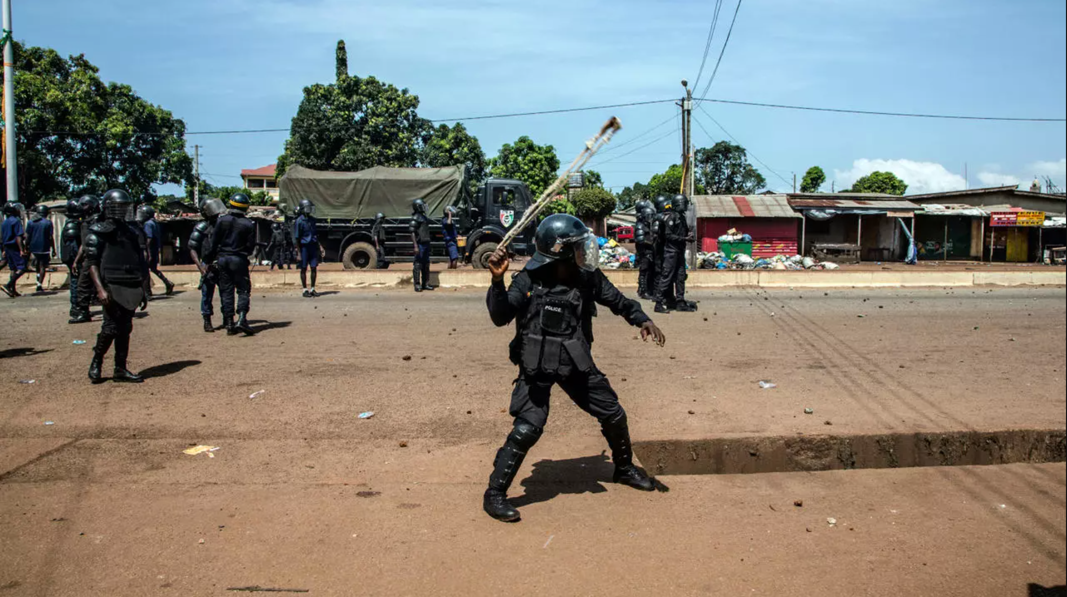 Policier guinéen avec une fronde