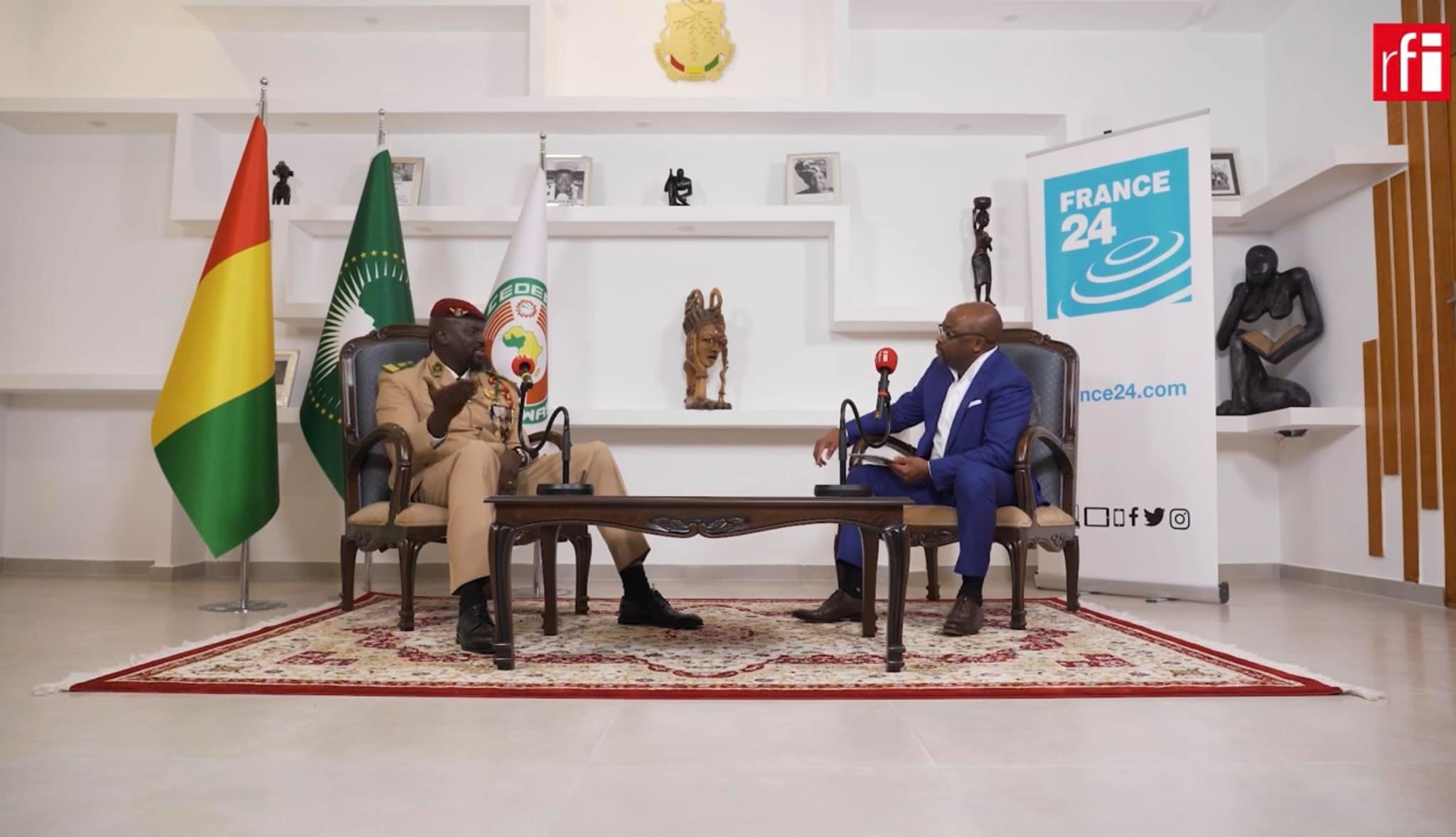 Le colonel Mamadi Doumbouya et Alain Foka