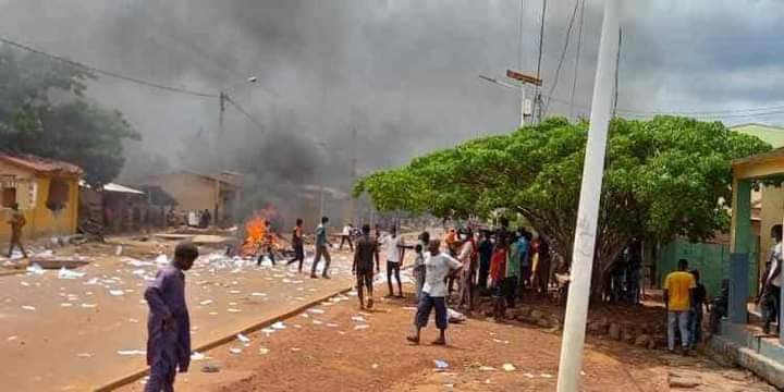 Dinguiraye des jeunes en colère ont mis le feu sur le bâtiment de la gendarmerie