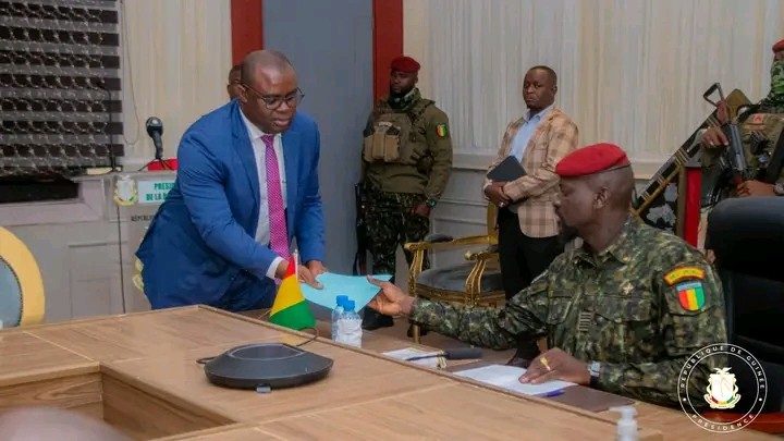 Le Premier Ministre Bernad Gomou et le Président Mamadi Doumbouya