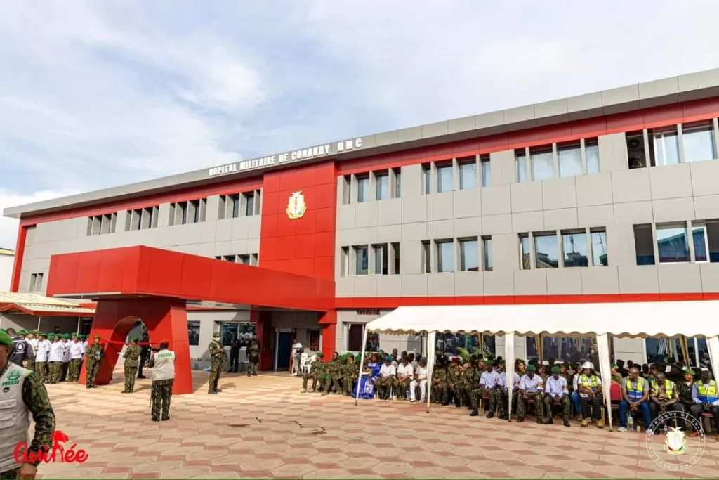 Nouvel hôpital militaire avec tous les appareils modernes 21e siècle