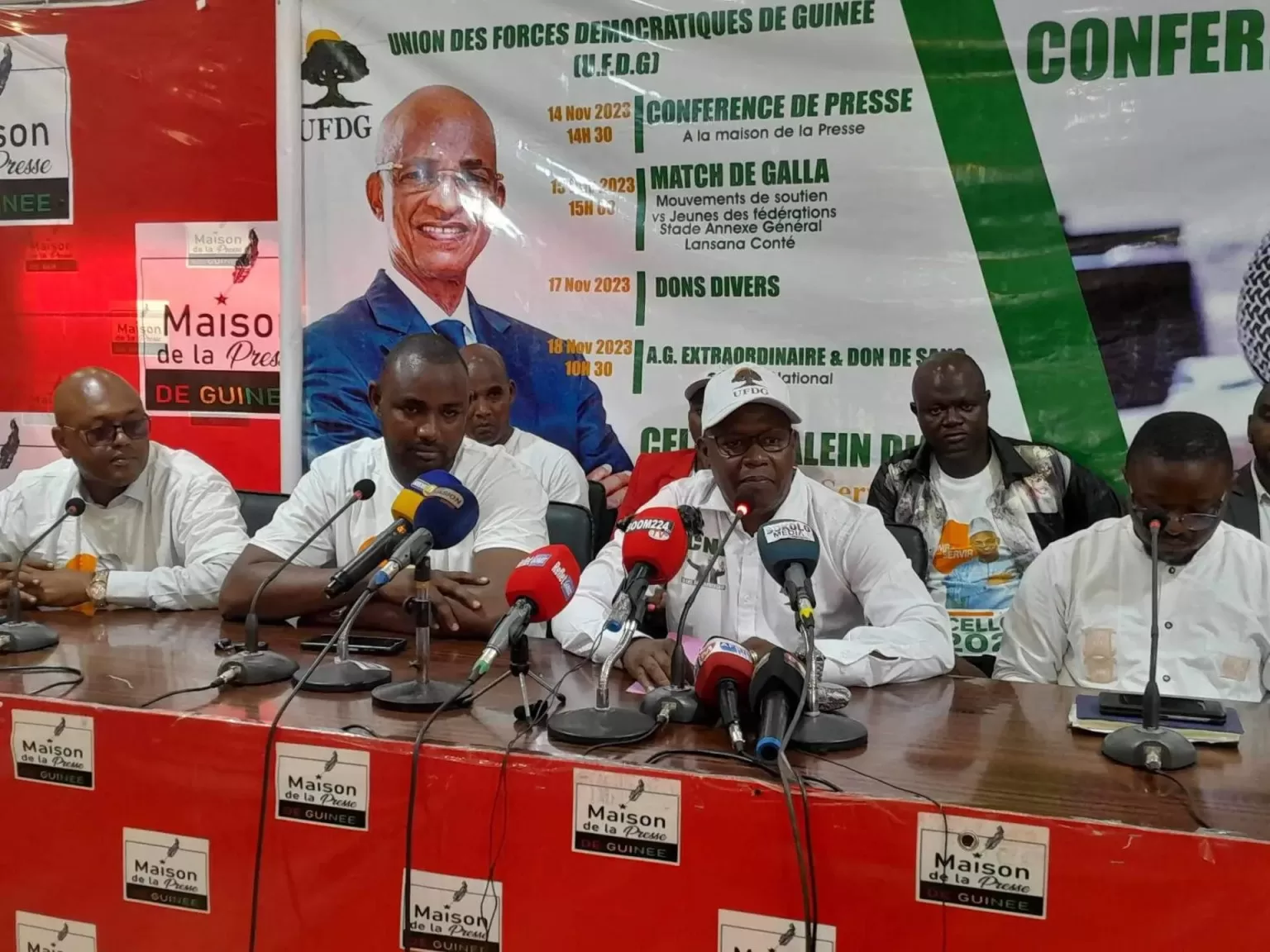 Les jeunes de l'UFDG à la maison de la presse Guinée